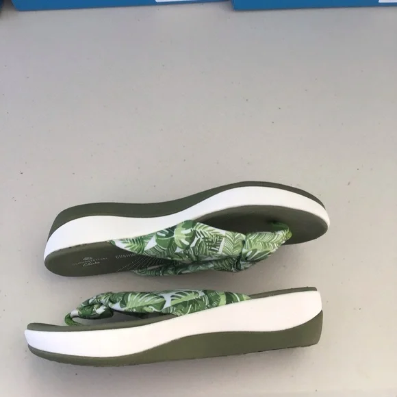 Clarks Women’s Green Tropical Print Cushioned Flip Flops - Picture 4 of 6